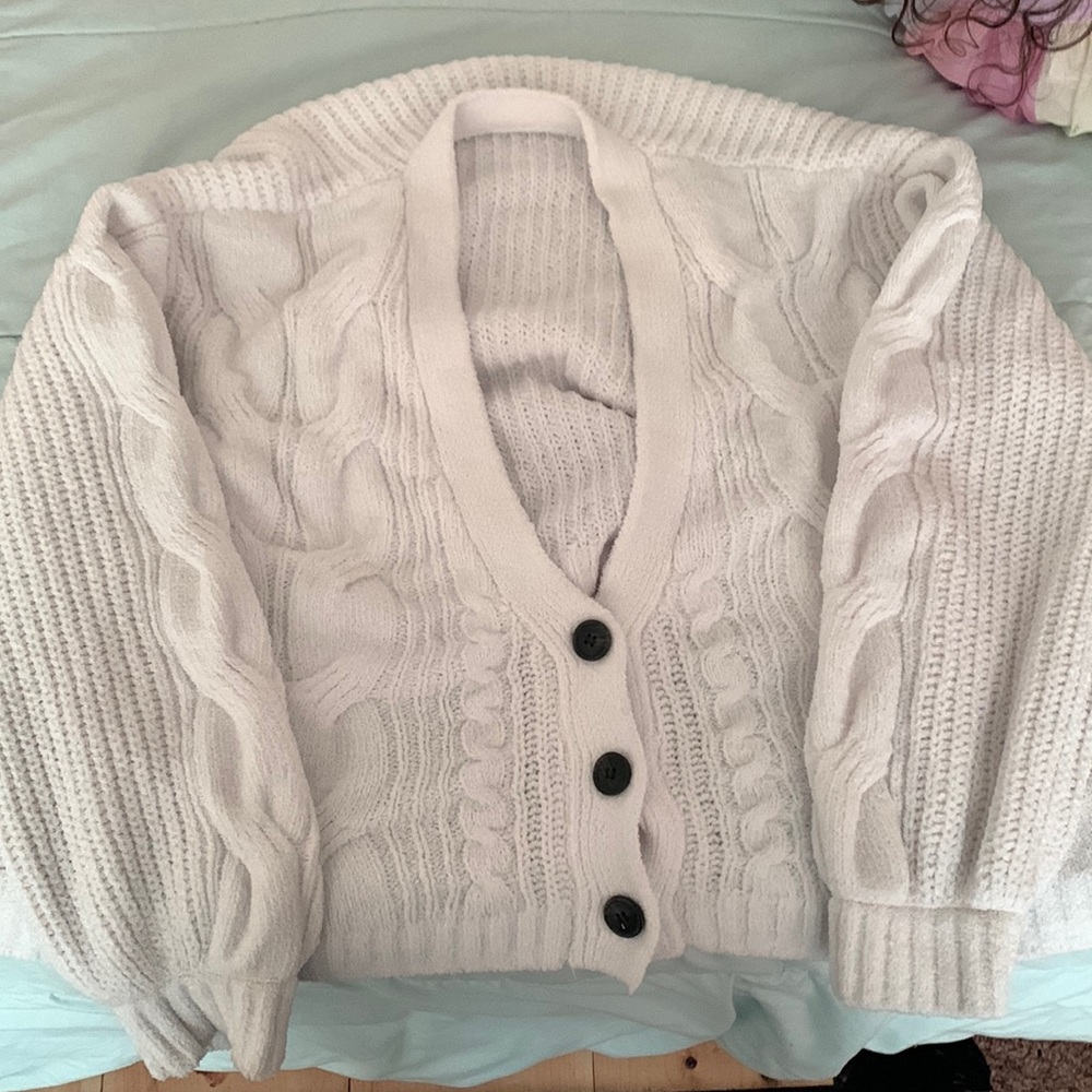 White sweater size L perfect and very comfy